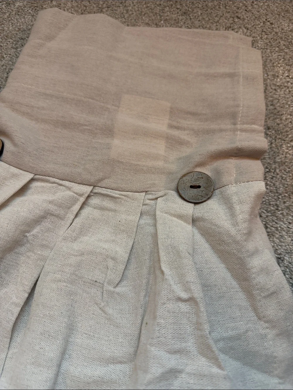 Lush Decor Neutral Beige Pleated Button-Accent Valance. MWT. 84” x 18” + 2”
